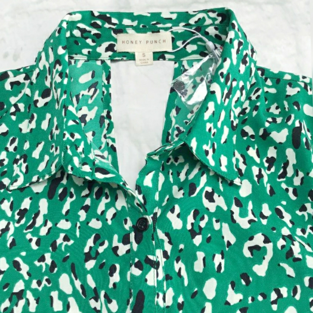 HONEY PUNCH Green Leopard Heyhole Back Top - Picture 5 of 11